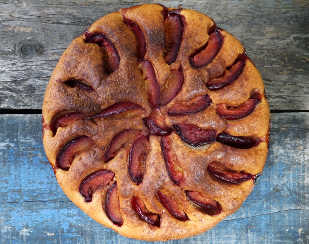 Plum cake with cinnamon-sugar