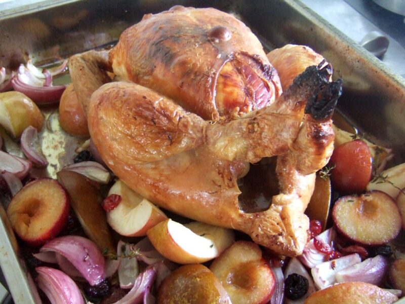 Roast chicken with autumn fruits