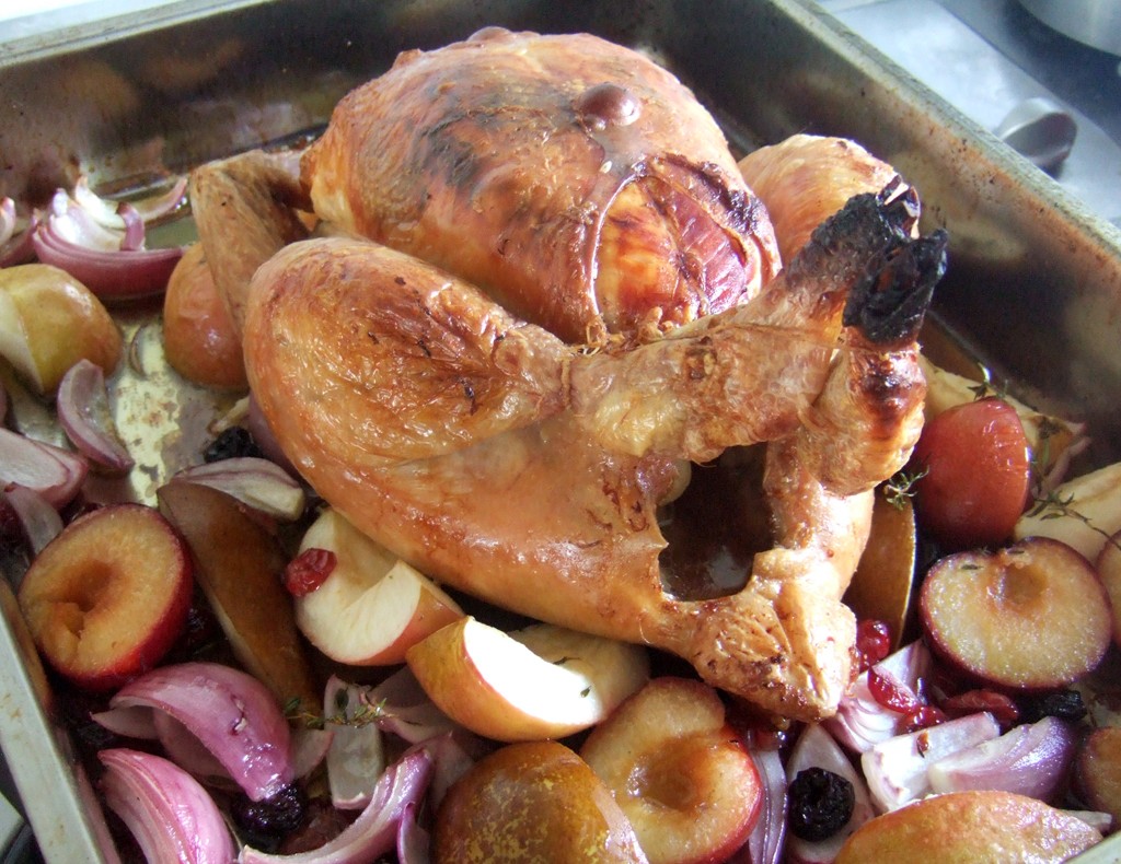 Roast chicken with autumn fruits