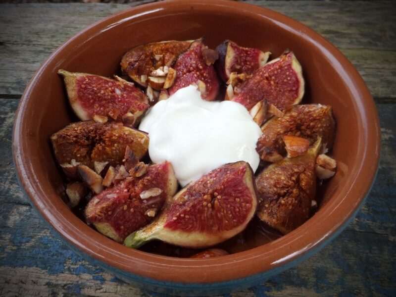 Grilled figs with honey and almonds