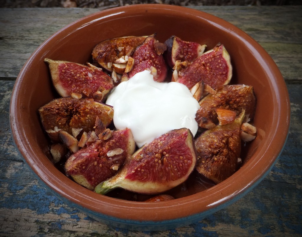 Grilled figs with honey and almonds