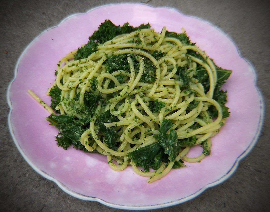 Kale pesto spaghetti