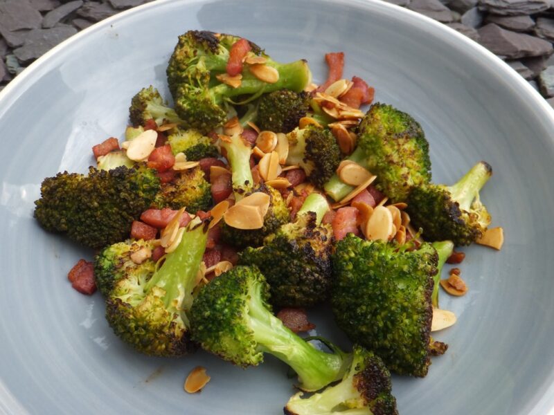 Stir-fried broccoli with almonds