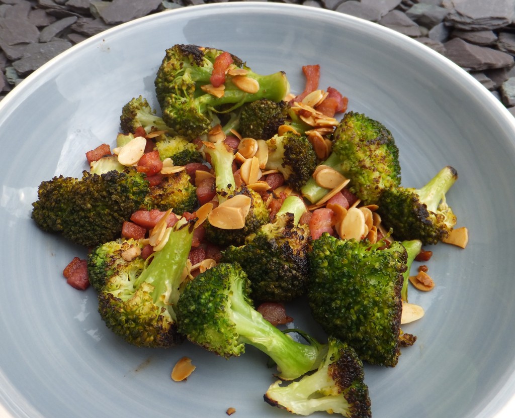 Stir-fried broccoli with almonds