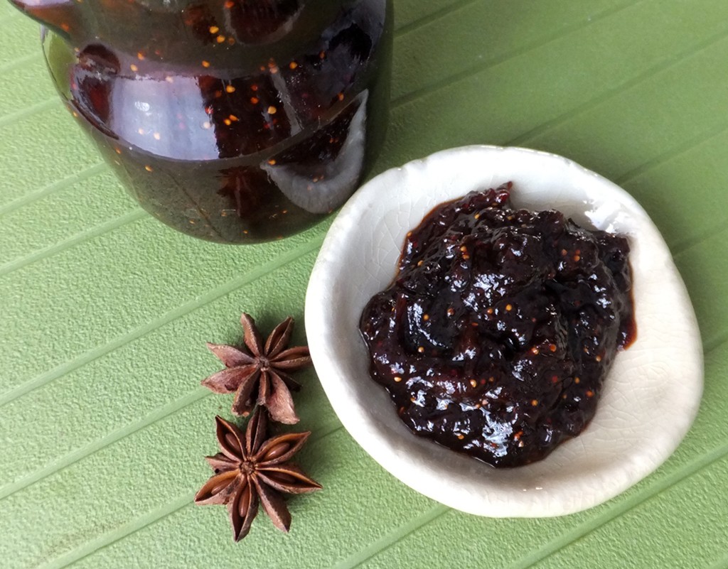 Spiced apple and dried fruits chutney