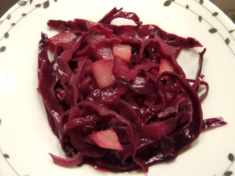 Braised red cabbage with pear