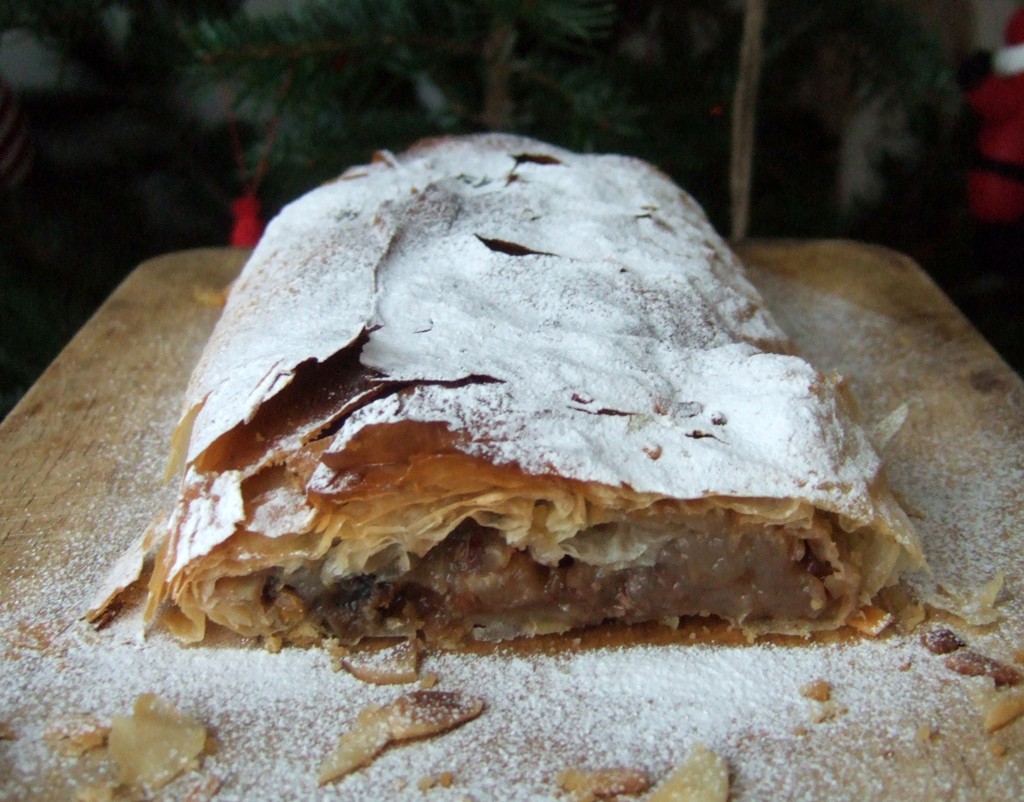 Apple & mincemeat strudel