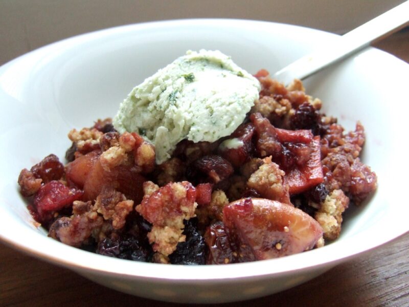 Mulled wine and dried fruits crumble