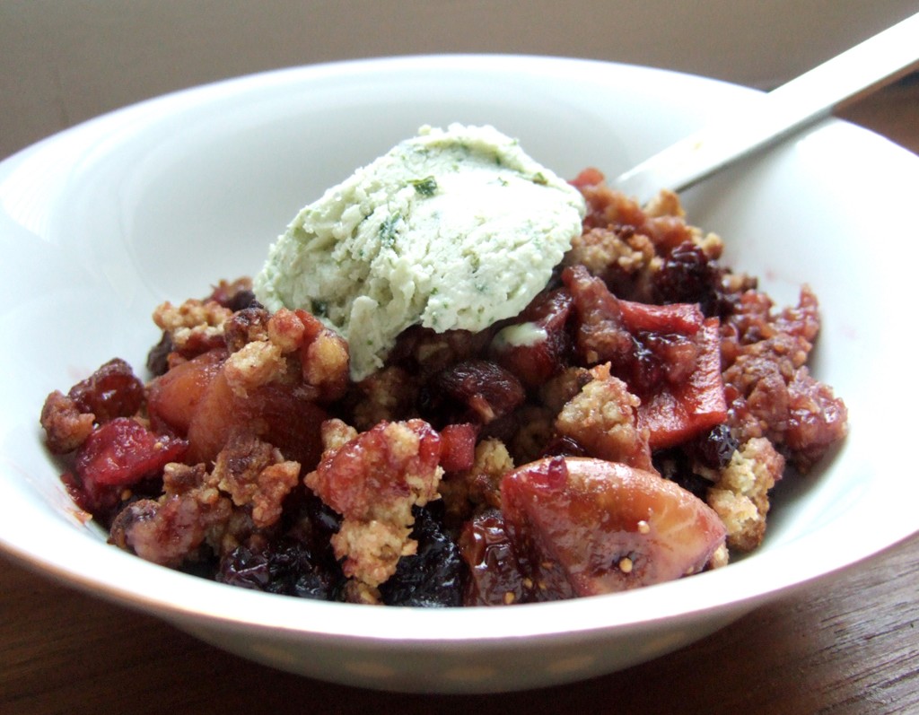 Mulled wine and dried fruits crumble