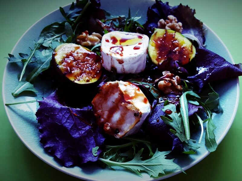 Goat's cheese, figs and walnut salad