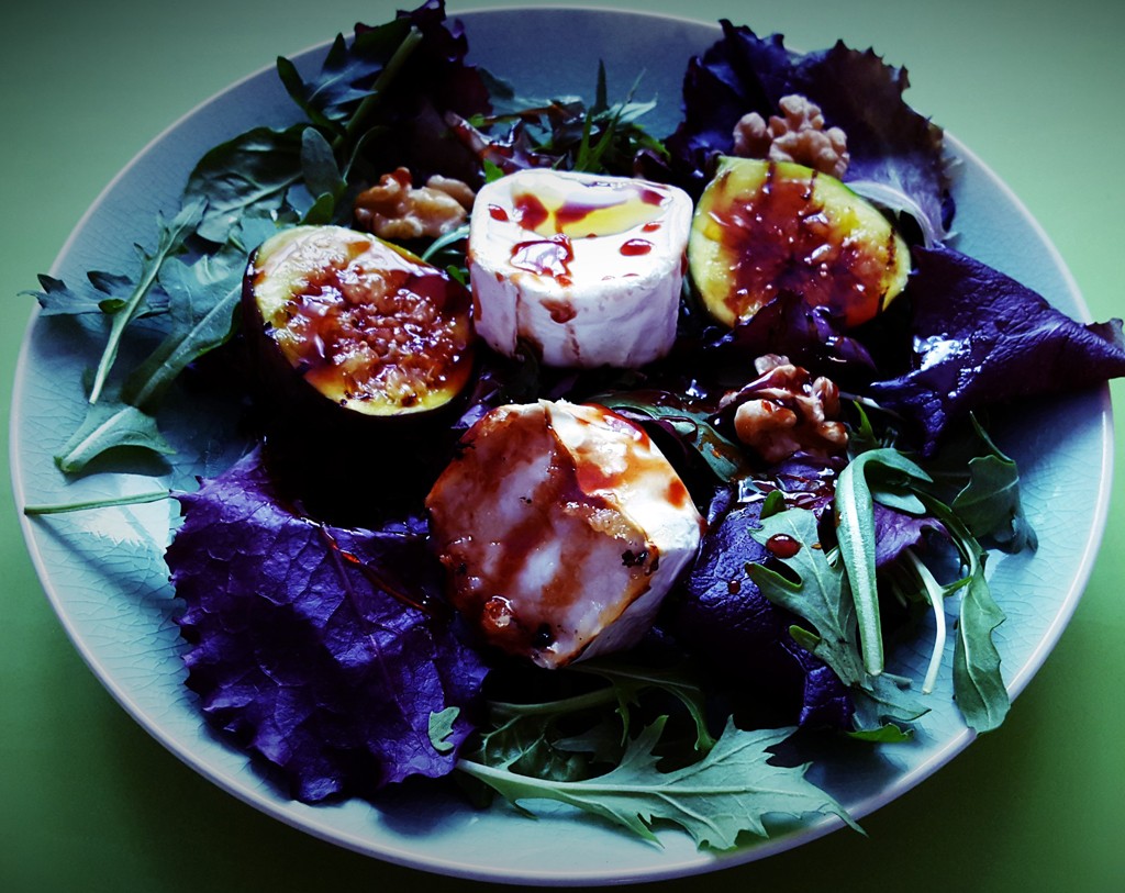 Goat's cheese, figs and walnut salad