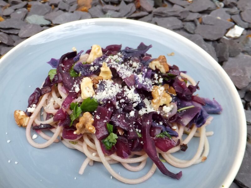 Pasta with red cabbage and walnuts