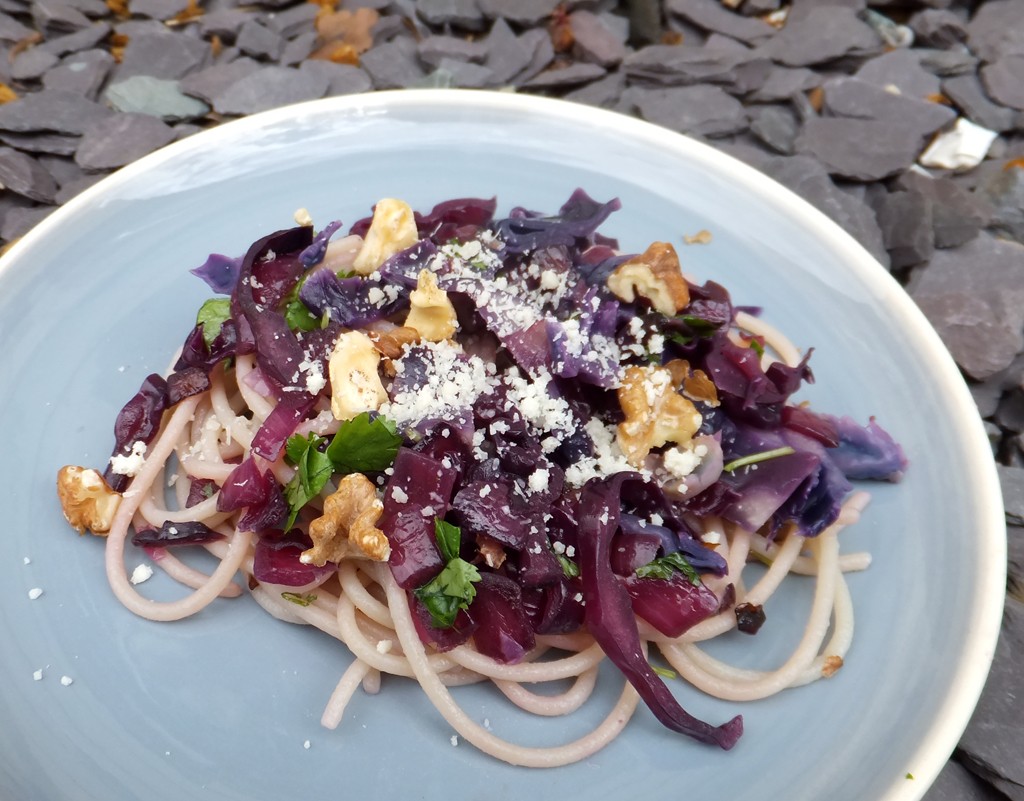 Pasta with red cabbage and walnuts