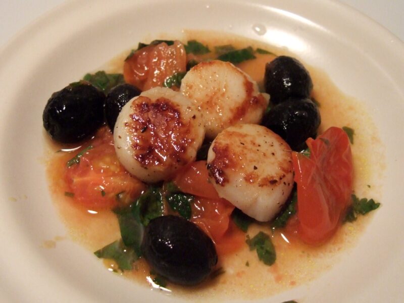 Seared scallops with tomatoes & olives