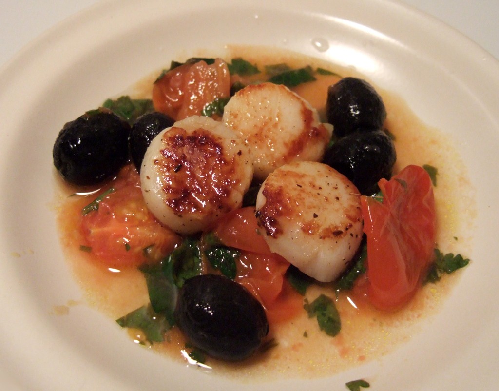 Seared scallops with tomatoes & olives