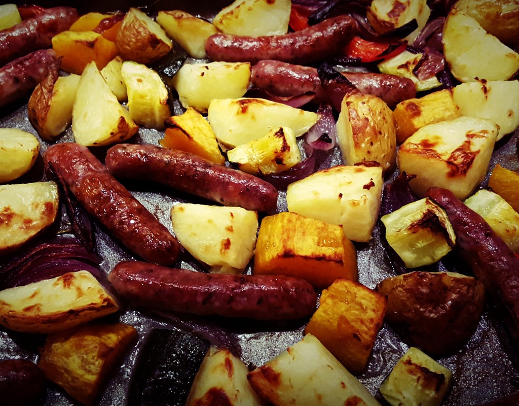 Chipolatas and veggies bake