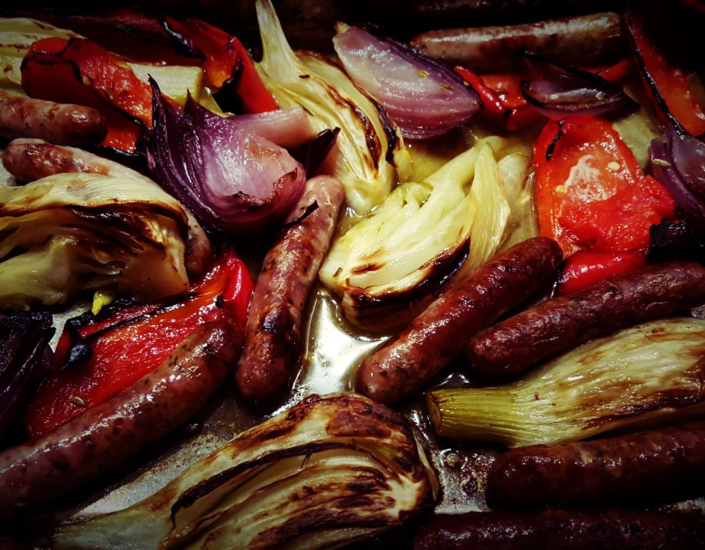 Chipolatas, pepper and fennel bake