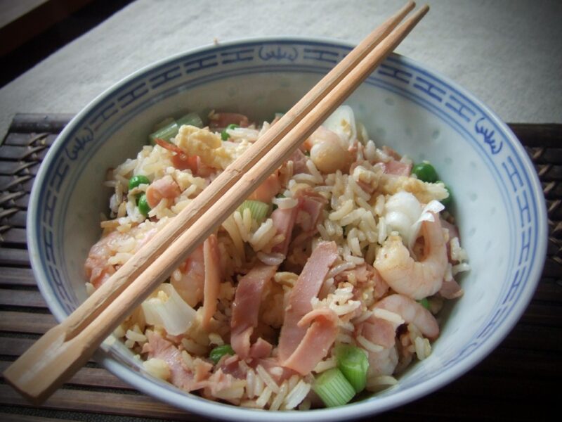 Egg fried rice with prawns, peas and ham