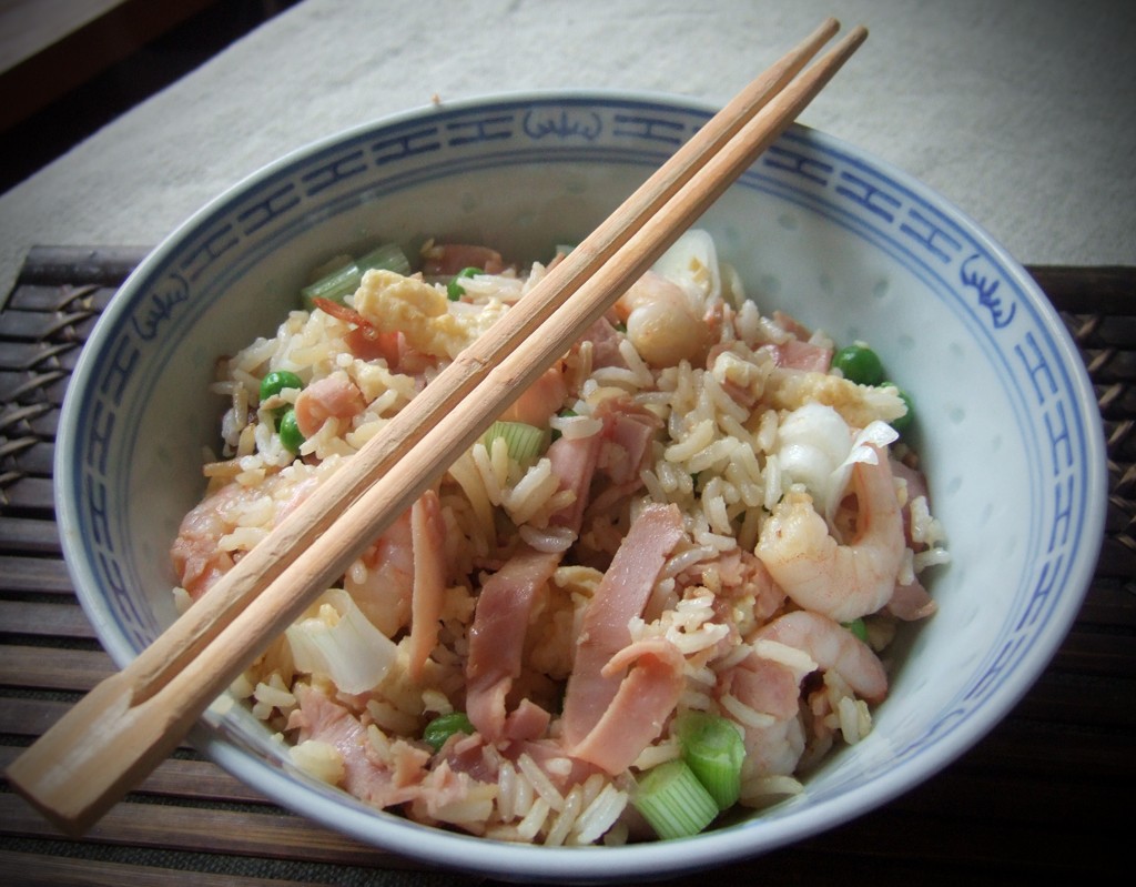 Egg fried rice with prawns, peas and ham