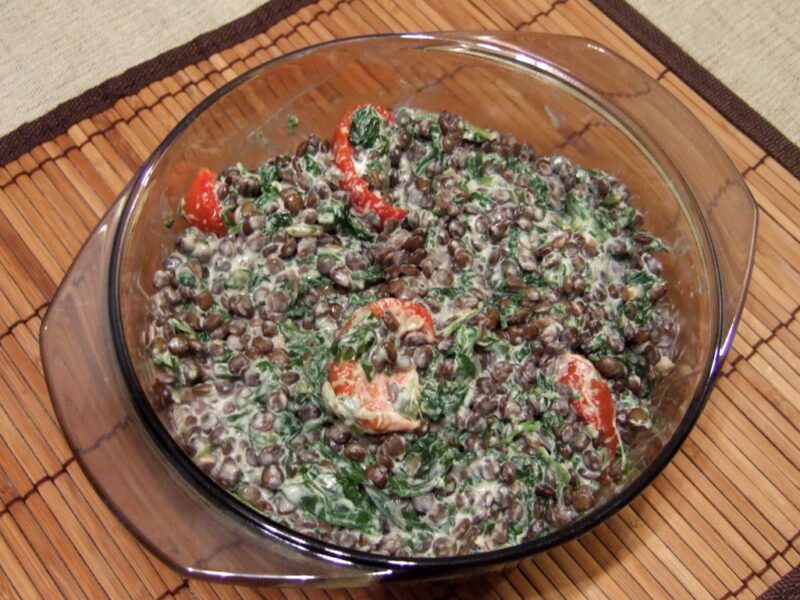 Lentils with spinach and yoghurt