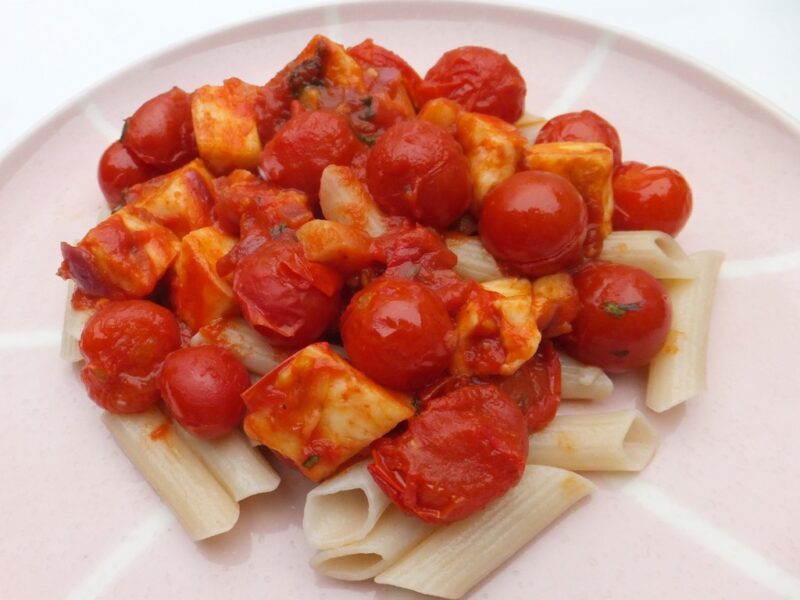 Pasta with tomatoes and halloumi