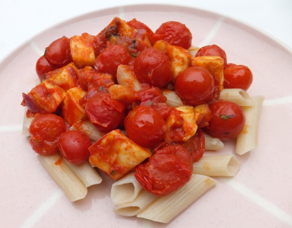 Pasta with tomatoes and halloumi