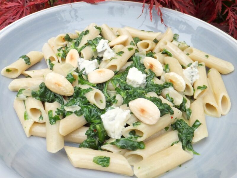 Pasta with spinach and roquefort