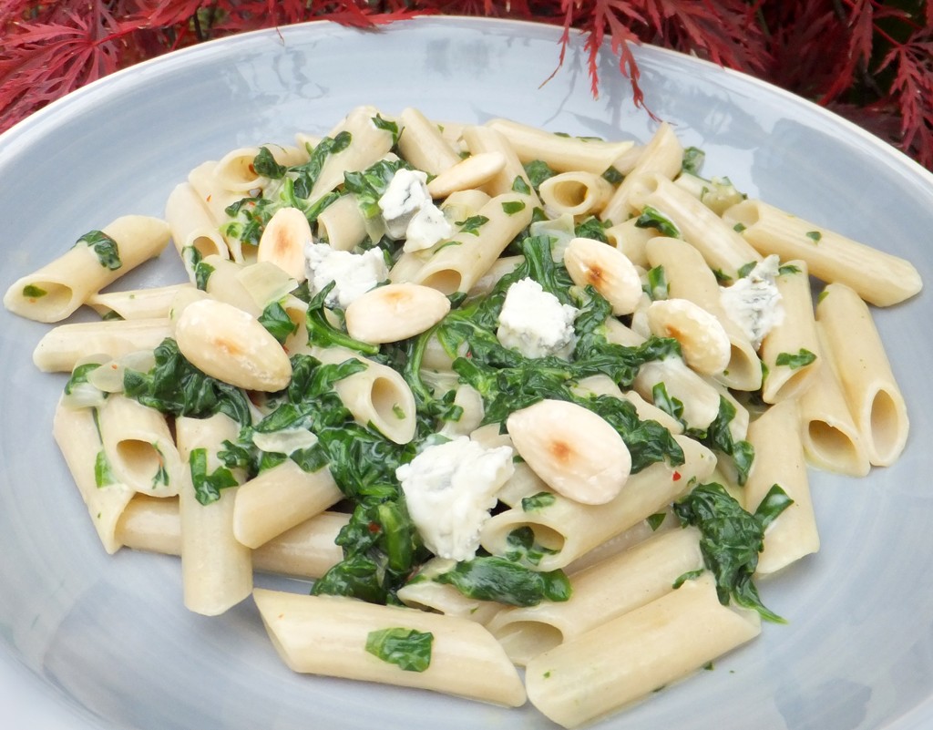 Pasta with spinach and roquefort