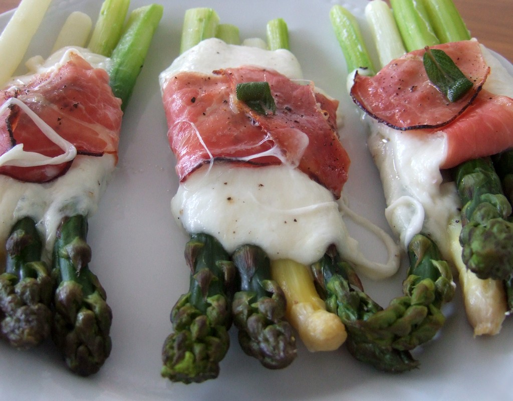 Asparagus with prosciutto and mozzarella