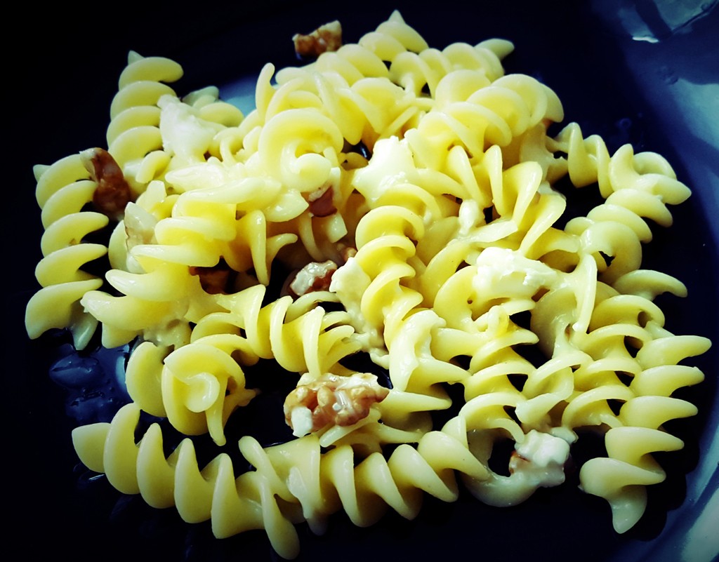 Pasta with Camembert and walnuts