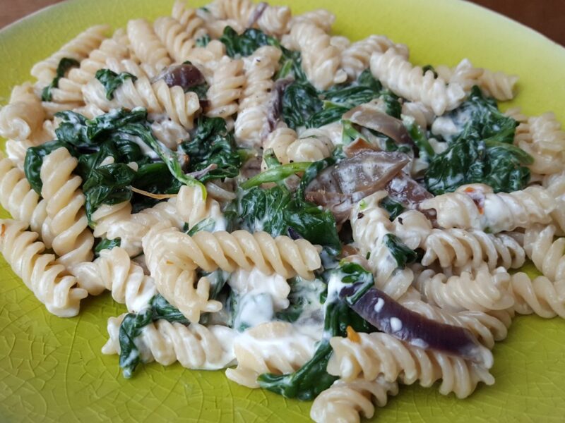 Pasta with caramelised onion, spinach and goat's cheese