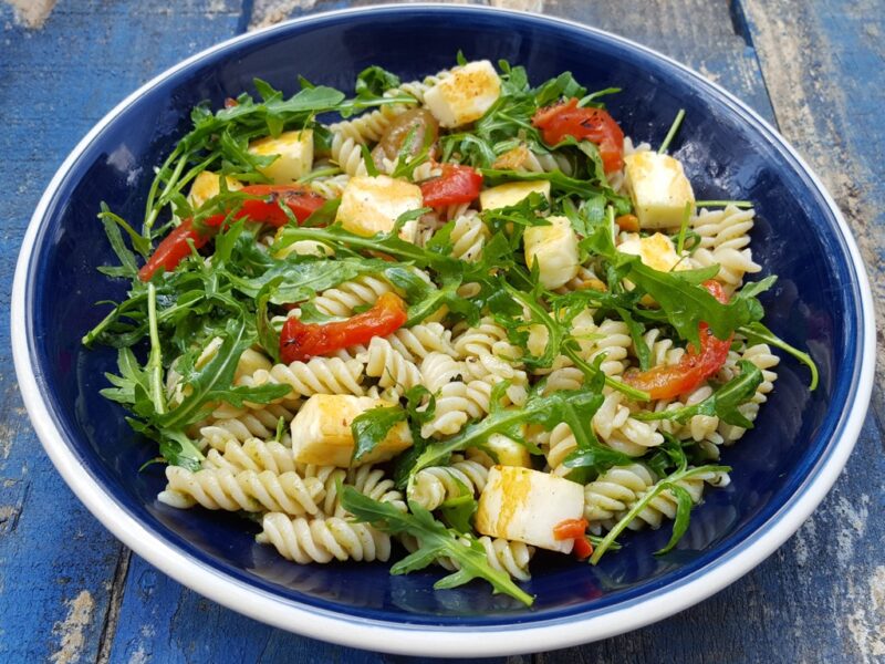 Pasta with pesto and halloumi