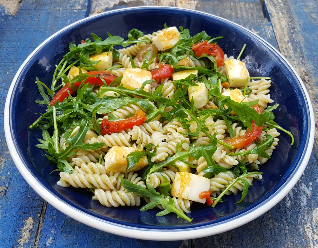 Pasta with pesto and halloumi