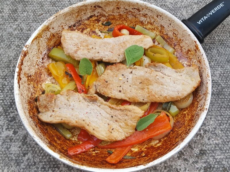 Pork escalope with leek and peppers