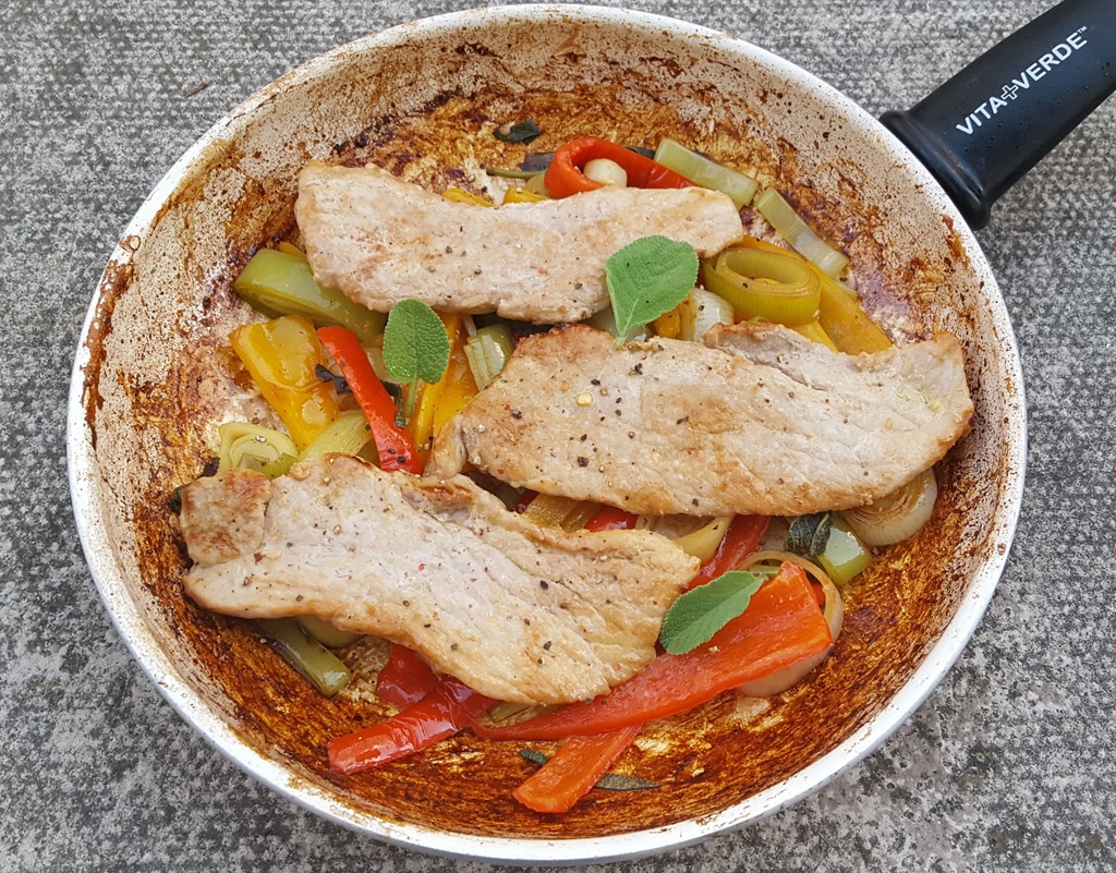 Pork escalope with leek and peppers