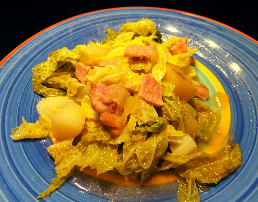 Savoy cabbage stew with bacon