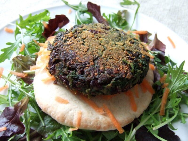 Spicy spinach and kidney bean burger