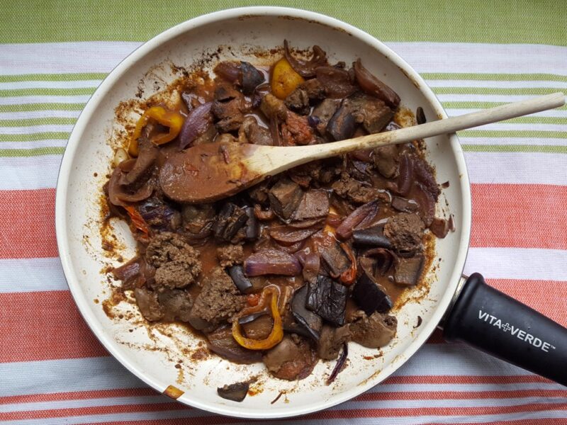 Chicken liver and vegetables in red wine sauce