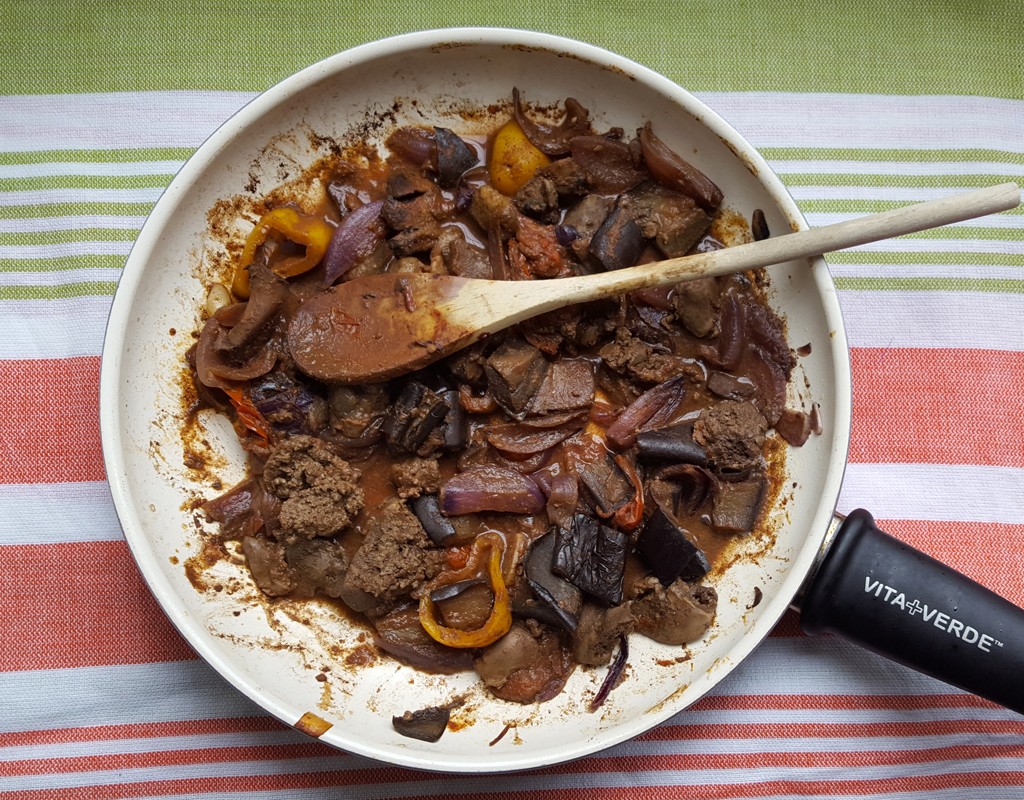 Chicken liver and vegetables in red wine sauce