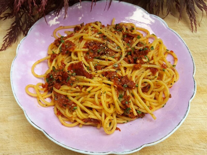 Pasta with sun-fried tomatoes