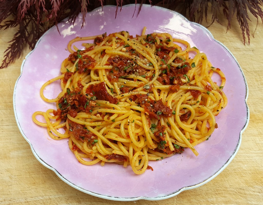 Pasta with sun-fried tomatoes