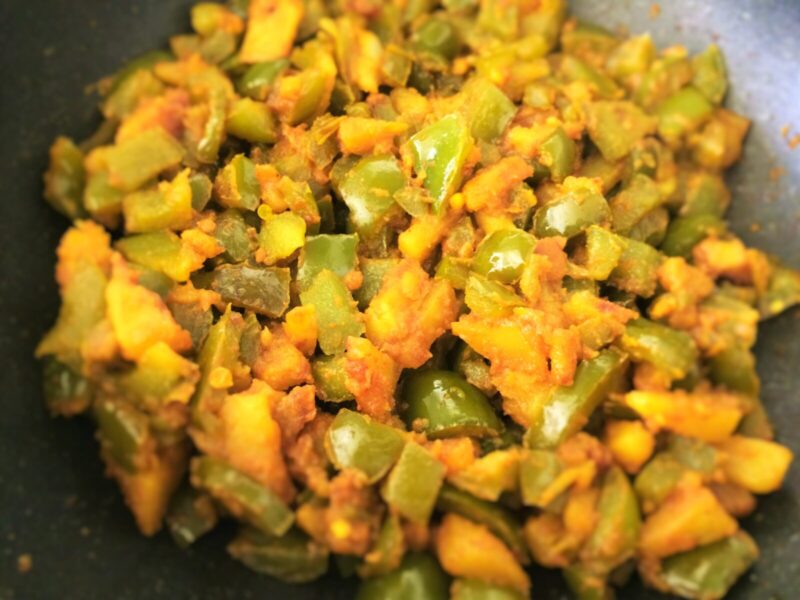 Fried potatoes with capsicum