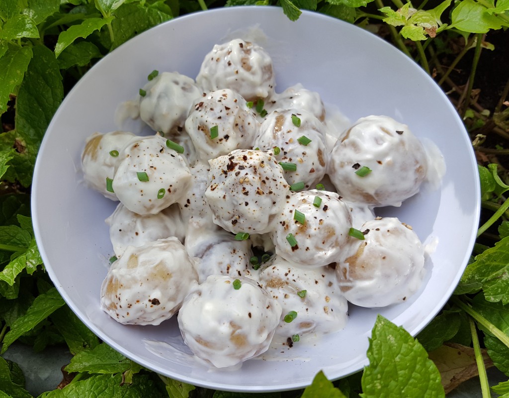 Creamy horseradish potato salad