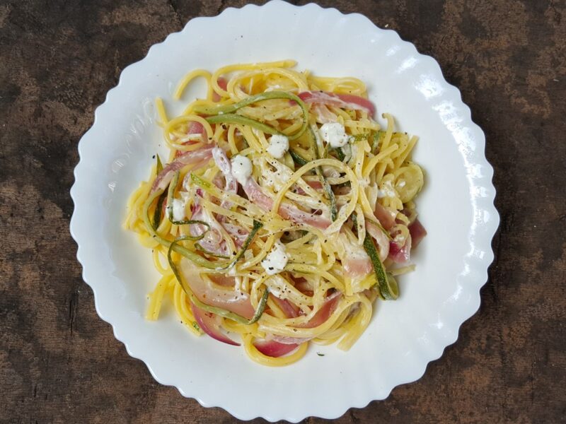 Courgetti spaghetti with goat's cheese