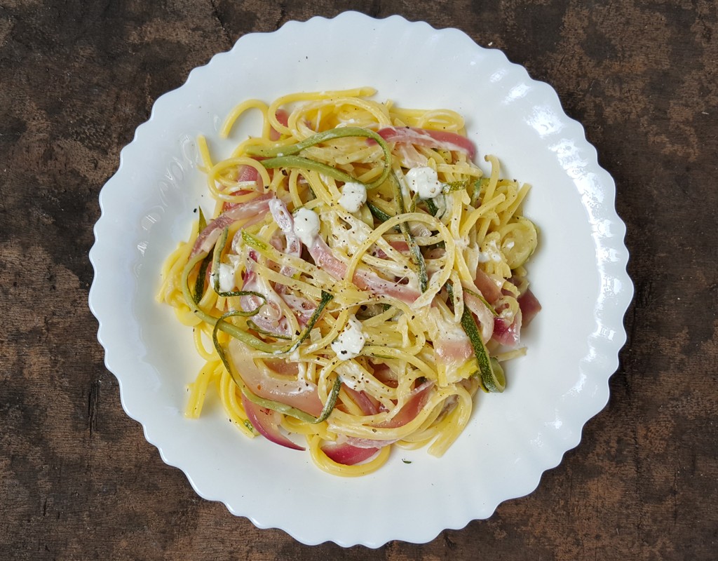 Courgetti spaghetti with goat's cheese