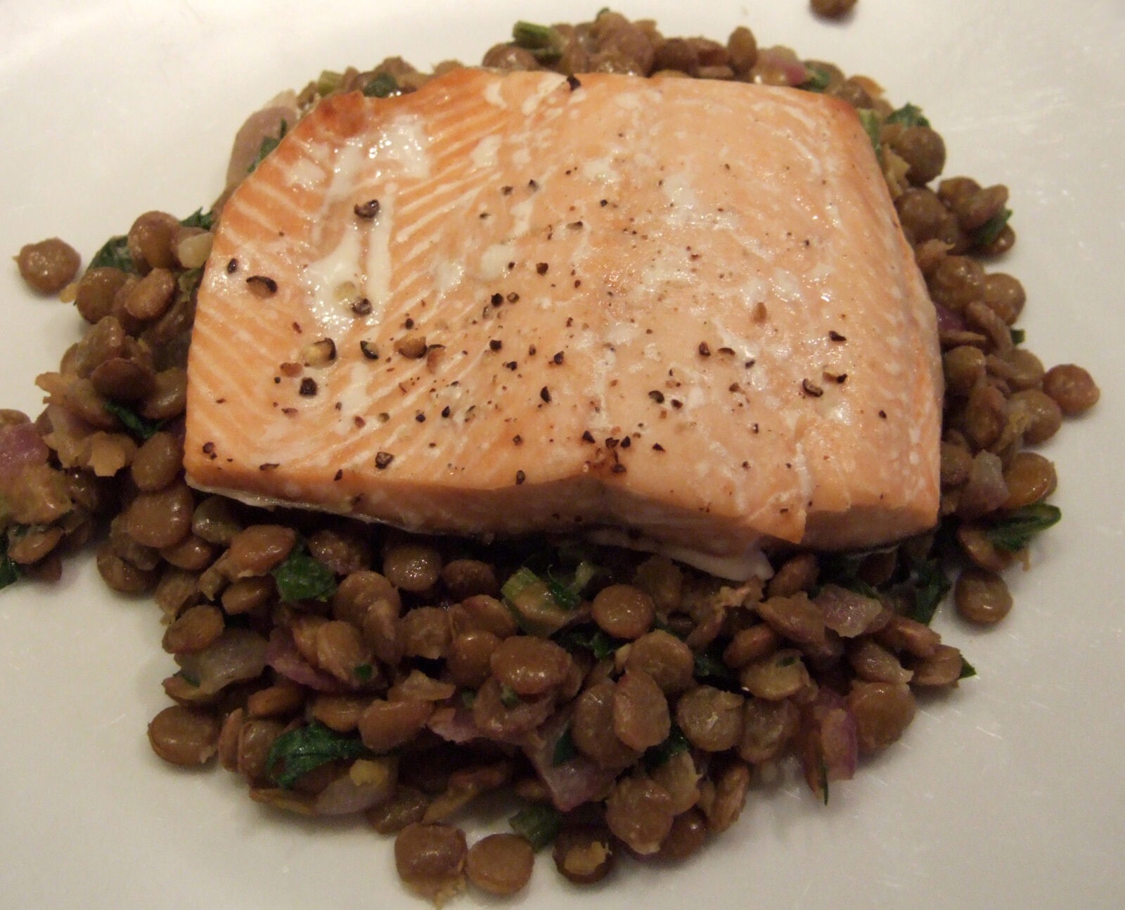 Oven-steamed salmon with lentils