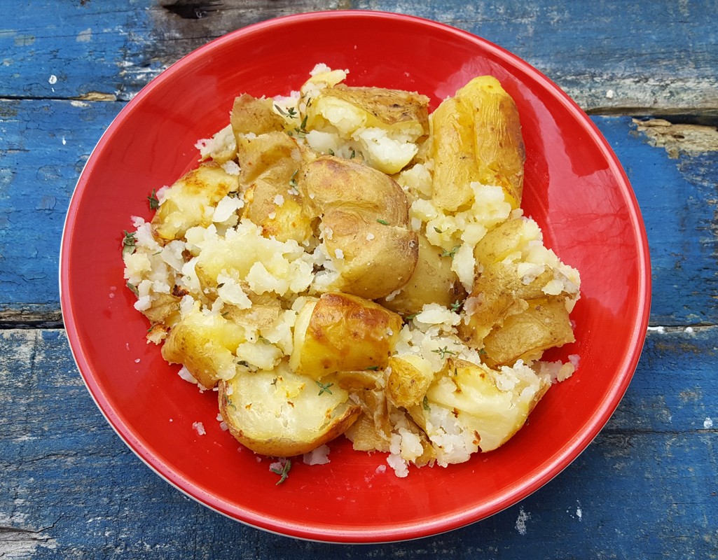 Smashed potatoes with garlic and thyme