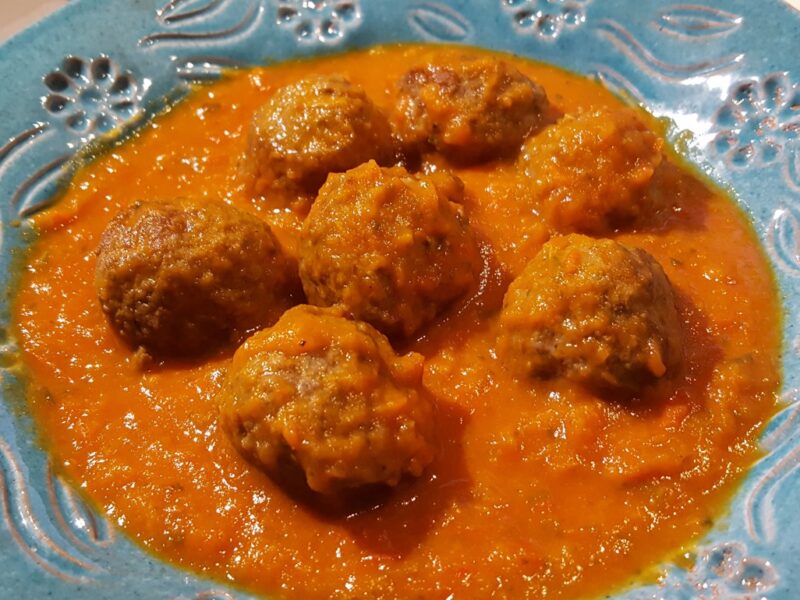 Meatballs in tomato and red pepper sauce