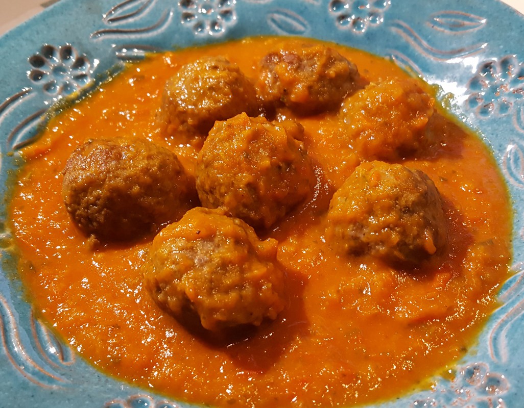 Meatballs in tomato and red pepper sauce