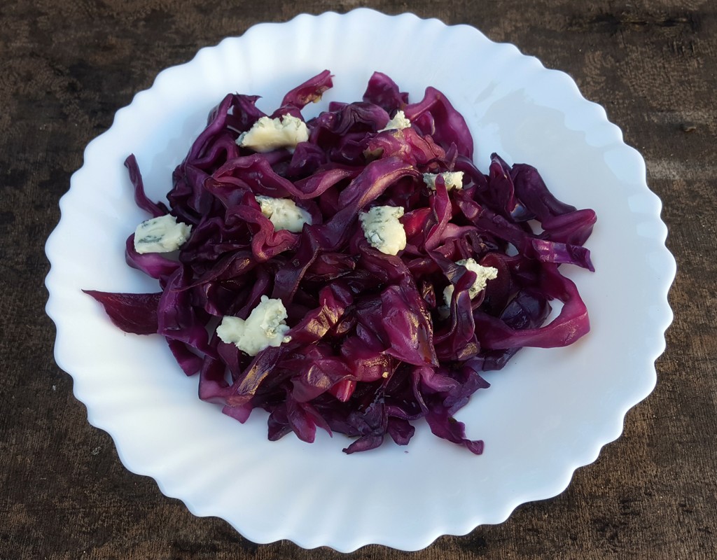 Warm red cabbage salad with blue cheese